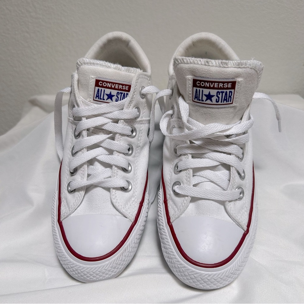 Converse women’s White Sneakers 6.5